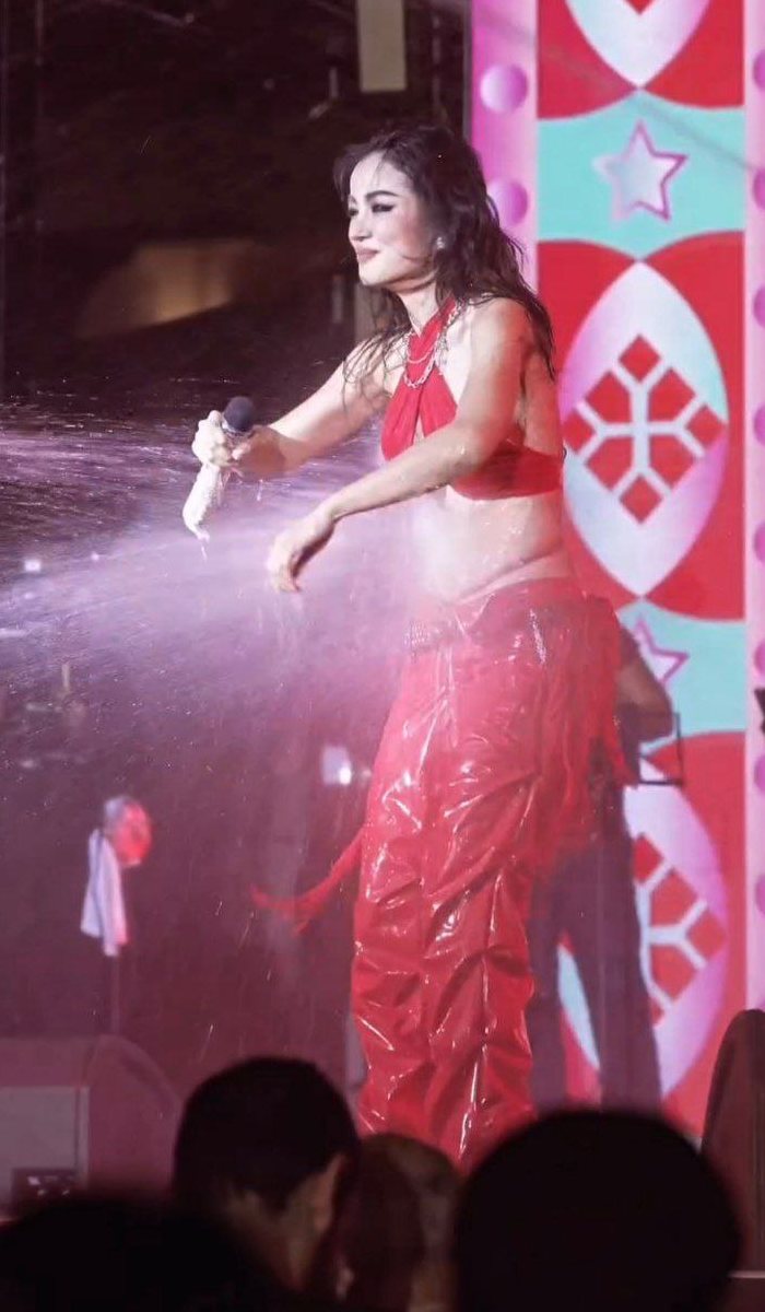 กระแต อาร์สยาม เตือนคนดูอย่าฉีดน้ำใส่หน้า พูดไม่ทันขาดคำ โดนเต็ม ๆ