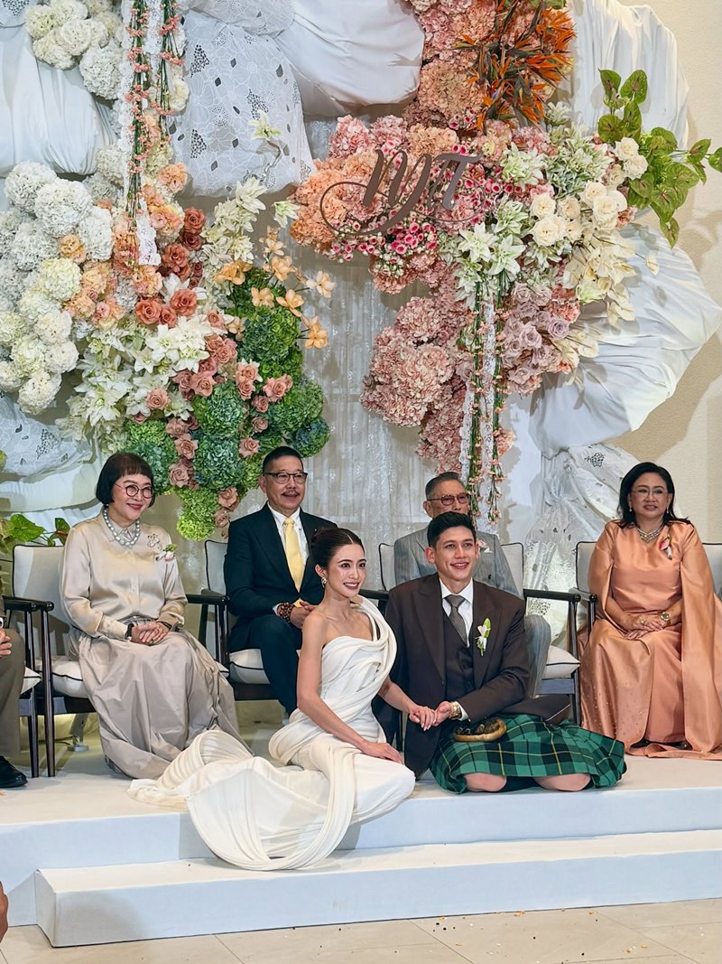 ชาวเน็ตหลุดโฟกัสชุด พาย สุนิษฐ์ ทำไมใส่กระโปรง ในงานแต่งกับ มายด์ ลภัสลัล