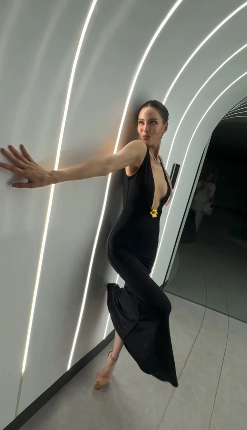 เจนี่ แหวกอกอึ๋ม