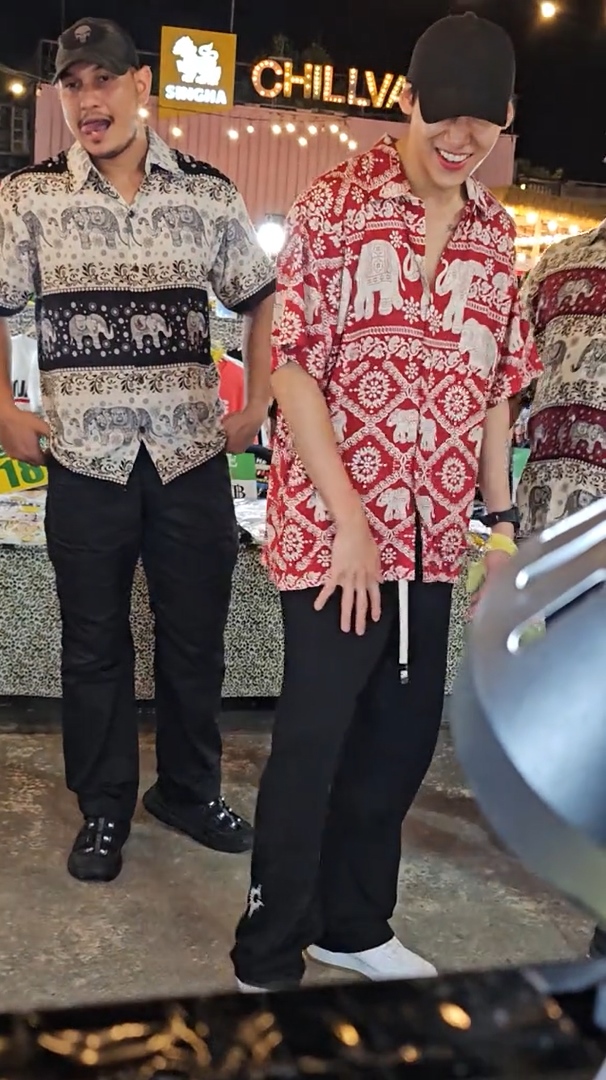 แบมแบม GOT7 เดินตลาดนัดภูเก็ต เจอเคสมือถือรูปตัวเอง