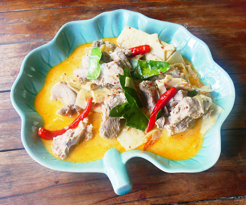 แกงเผ็ดหน่อไม้สด ซี่โครงหมูตุ๋น