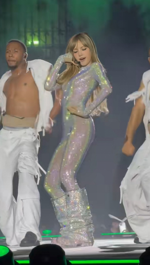 ลิซ่า ชุดขึ้นคอนเสิร์ต BLACKPINK