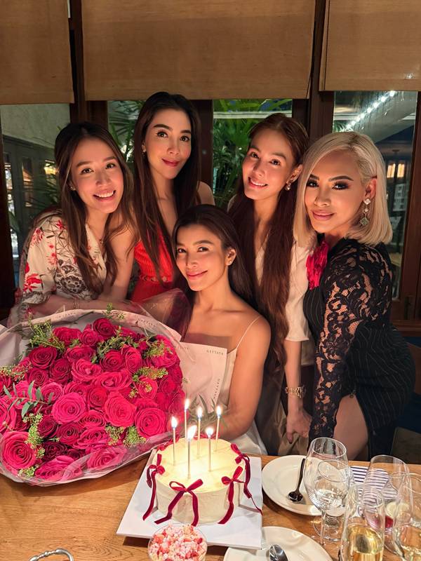 เอมมี่ มรกต ขอพรวันเกิดอายุ 42 ปี