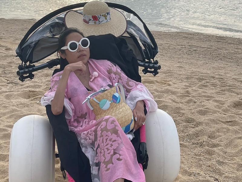 นายพลดอลล่าร์ ควงภรรยา คุณหญิงบัว พักผ่อนริมทะเล