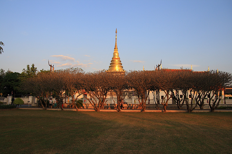 ที่ถ่ายรูปเทรนด์สไบกับกางเกงยีนส์