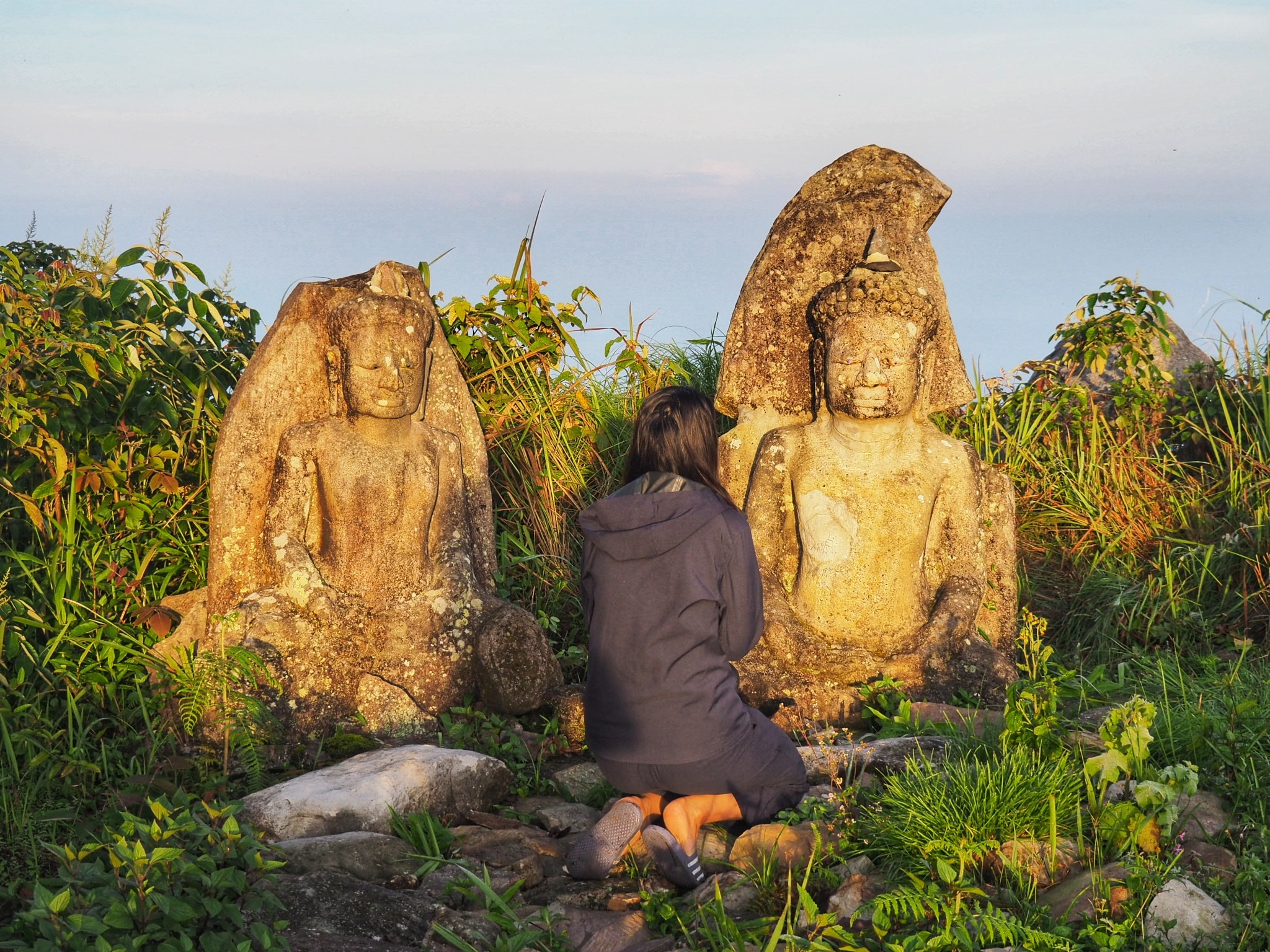 พระพุทธรูปแกะสลัก ภูเขาควาย