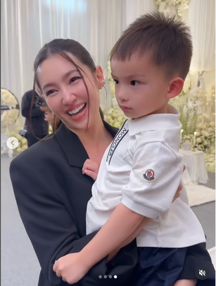 เบลล่า ราณี พร้อม พลอย ผจก. ร่วมไว้อาลัยงานศพคุณพ่อ ดิว อริสรา 