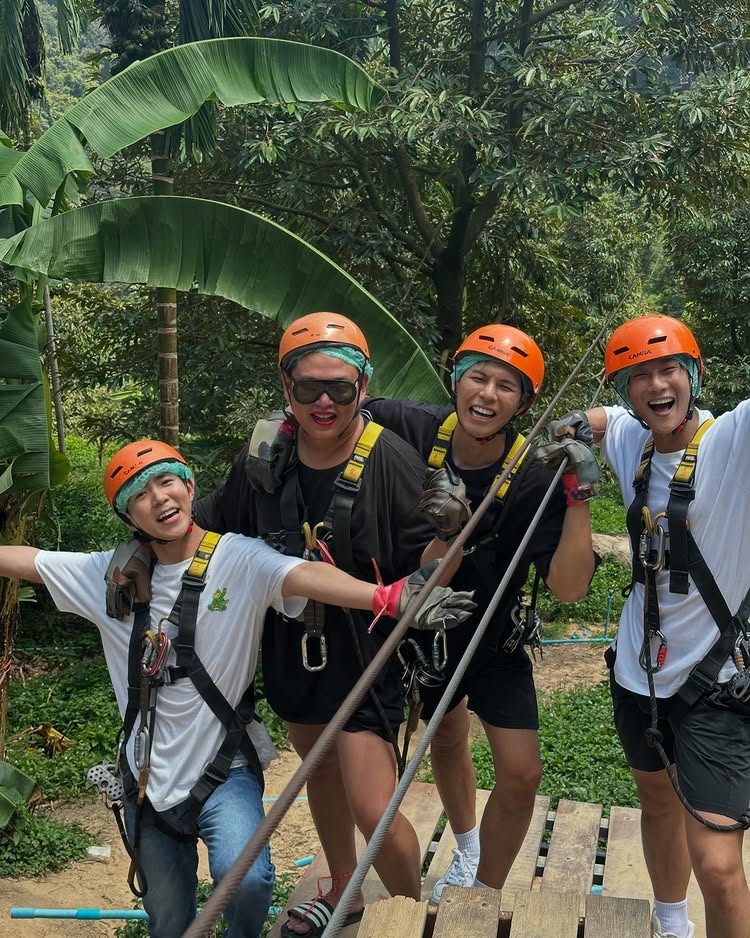 พี่จอง คัลแลน น้องแดน 3 หนุ่มเกาหลี แต่งหล่อใส่สูท ทำเอฟซี กรี๊ดสลบ