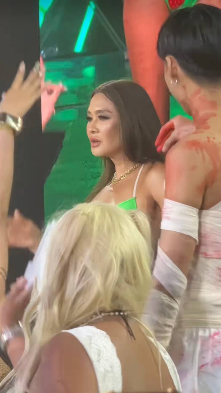 ลูกเกด เมทินี ร่วมคอนเสิร์ตหิ้วหวี ในชุดบิกินี่สตรอว์เบอร์รีมรกต