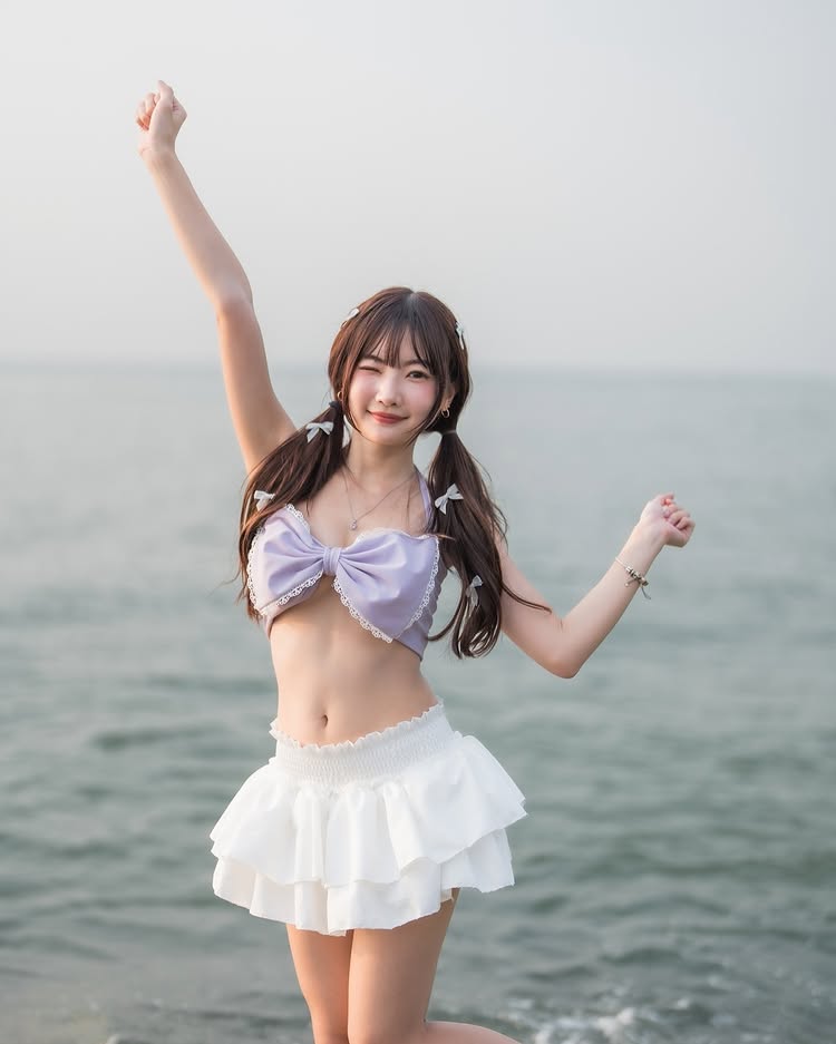 ไข่มุก วรัทยา หรือ ไข่มุก BNK48 จัดลุคสดใสซาบซ่า นุ่งสั้น แชะภาพริมหาด