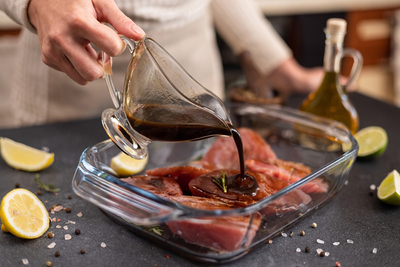 หมักเนื้อด้วยเครื่องปรุงต่าง ๆ