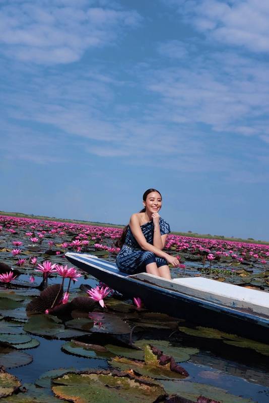 แพรี่พาย เผยเซตภาพในตำนาน ทุ่งทะเลบัวแดง