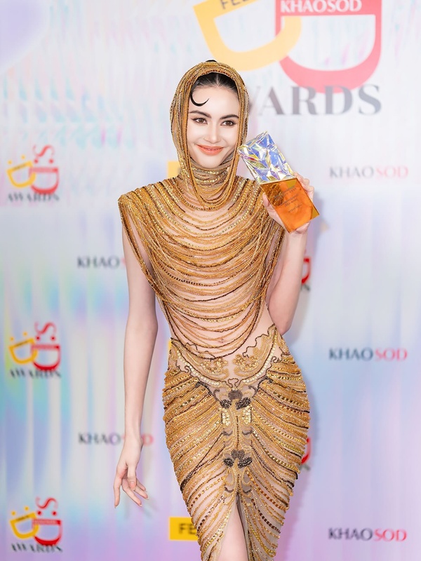 ใหม่ ดาวิกา ชุดสีทองสวยจึ้งดุจนางพญา