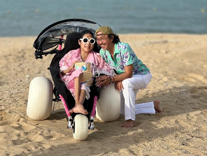 นายพลดอลล่าร์ ควงภรรยา คุณหญิงบัว พักผ่อนริมทะเล