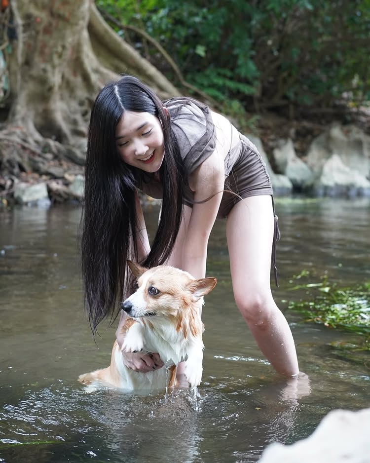 เบียร์ เดอะวอยซ์ ใส่วันพีซแหวกอก เล่นน้ำตกซู่ซ่า โชว์อกอึ๋มเต็มสองตา