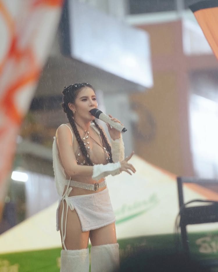 ใบเตย อาร์สยาม ใส่ทูพีซ โชว์หุ่นขาวเนียนริมทะเล