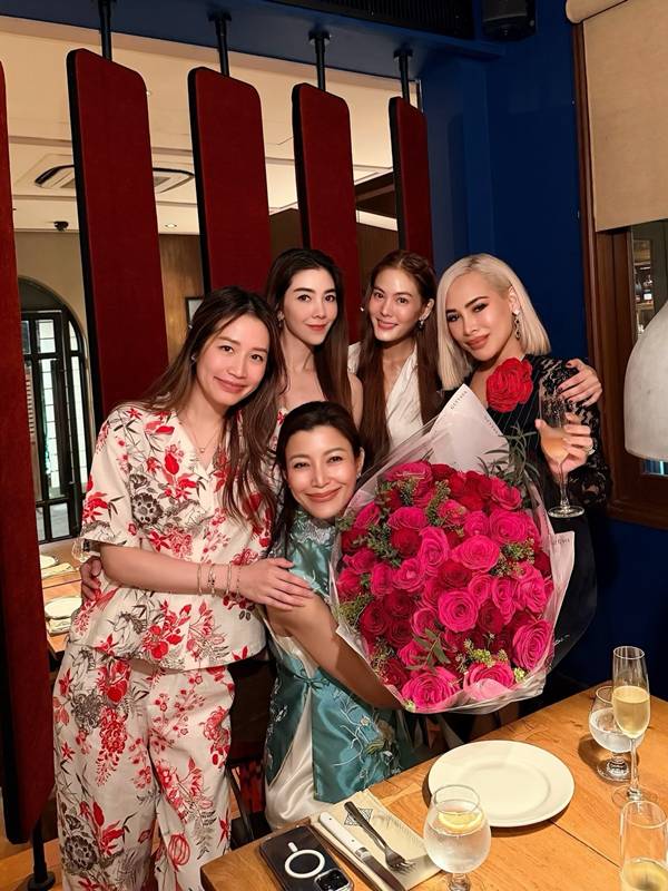 เอมมี่ มรกต ขอพรวันเกิดอายุ 42 ปี