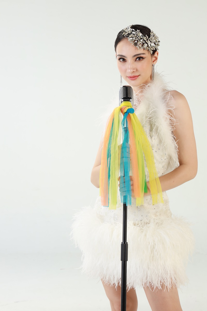 สาวน้อยร้อยไมค์