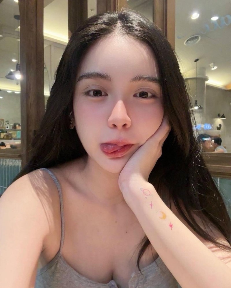 ขนม ศศิกานต์ อดีตภรรยา ครูเต้ย อภิวัฒน์ สาวสวยดีกรีดาวมหาวิทยาลัย ที่เพิ่งเปิดตัวรักใหม่