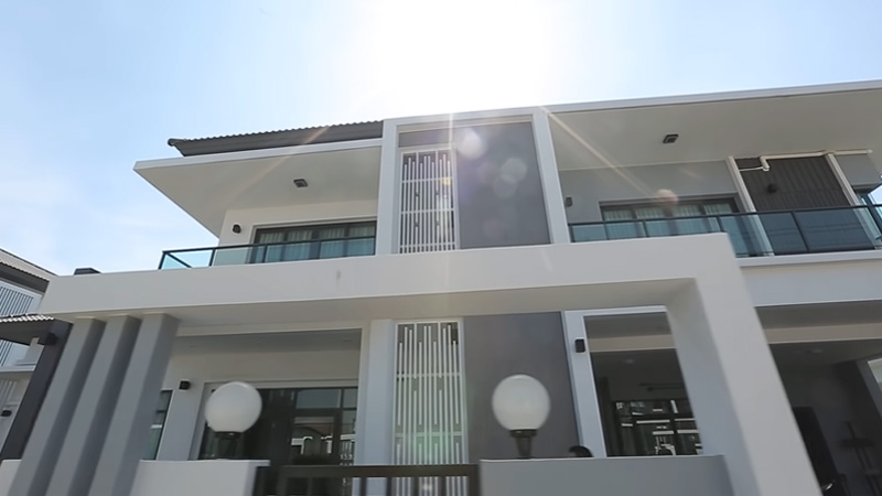บ้านใหม่ บอล เชิญยิ้ม