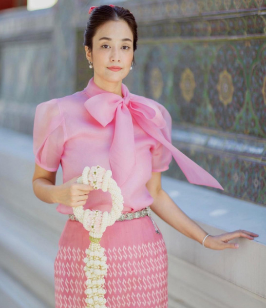 ดาราใส่ชุดไทย