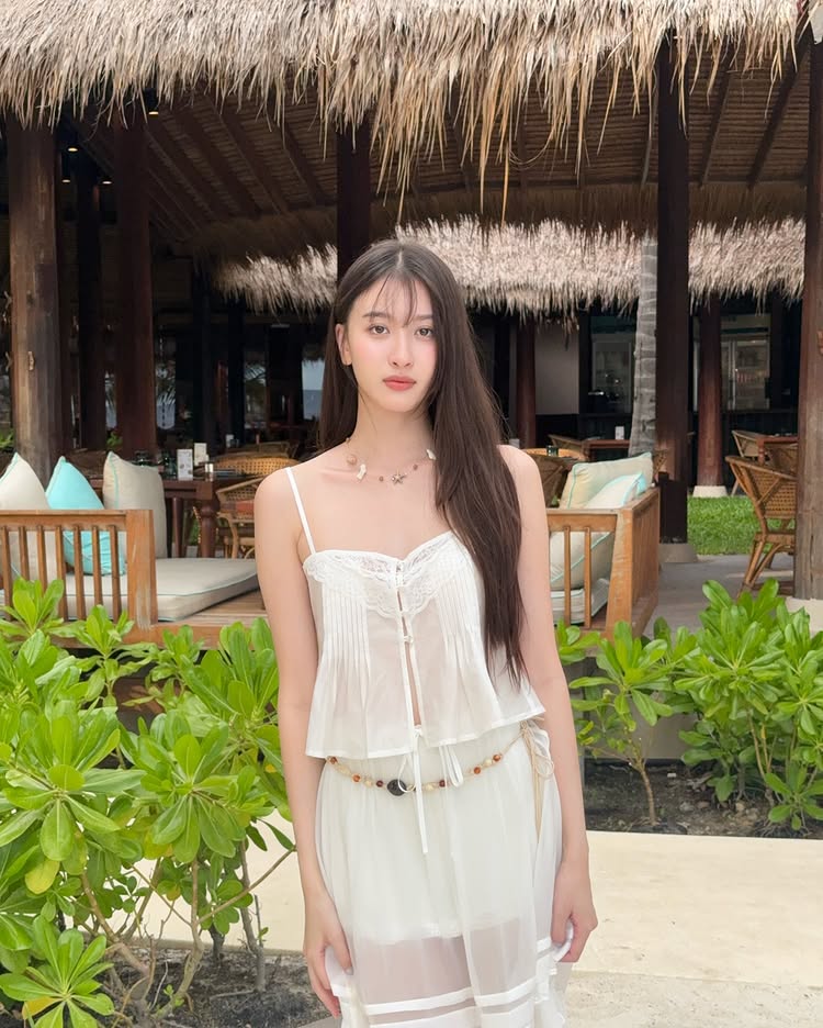 วิว เบญญาภา เสิร์ฟทูพีซท่อนบนออกมาเขย่าใจเอฟซี