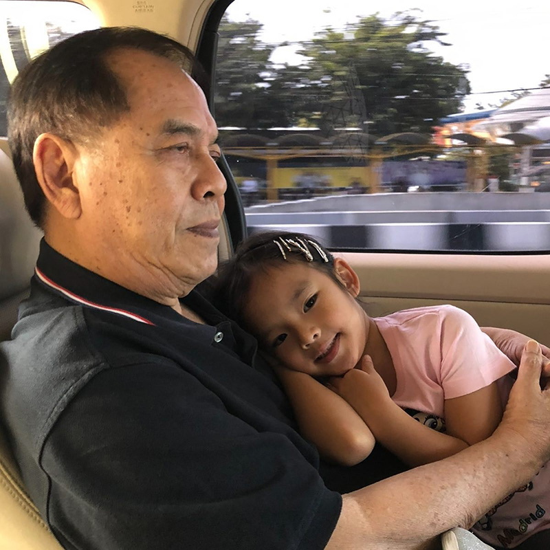 ปู่ไพวงษ์ เตชะณรงค์ อยู่กับหลาน ๆ พร้อม น้องปีใหม่ 