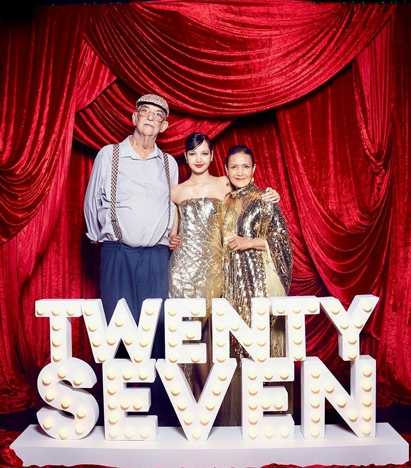 แม่ลิซ่า อวดภาพคู่สุดอบอุ่นเผยรอยยิ้มสดใส สวัสดีปีใหม่ 2568 