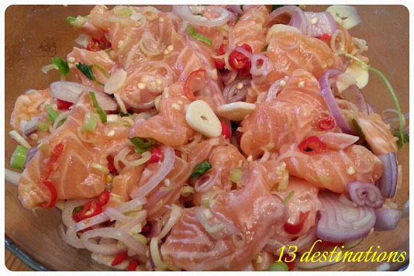 ยำแซลมอนสมุนไพร