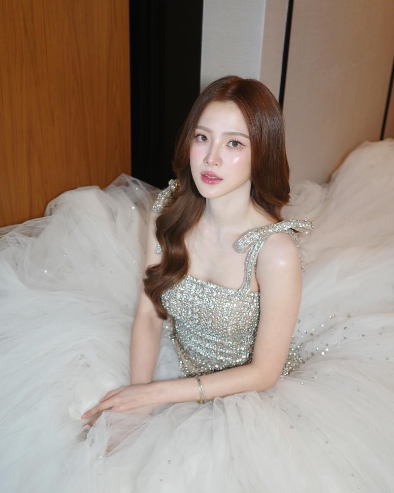 ใบเฟิร์น พิมพ์ชนก ขึ้นรับรางวัลที่จีน อวดออร่าสะพรั่ง