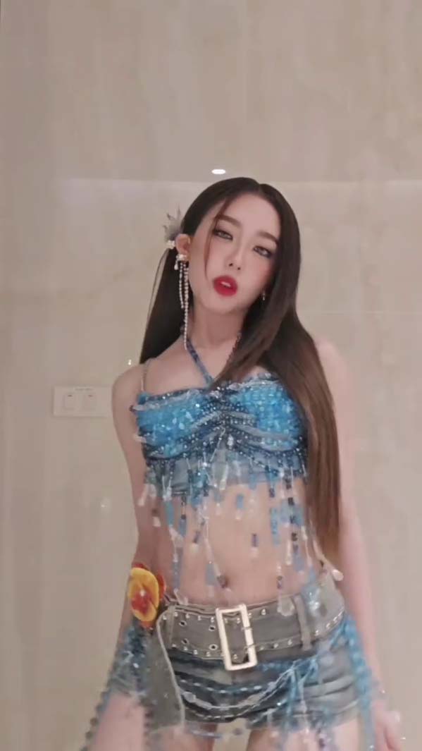 อ๊ะอาย 4EVE แปลงโฉมเป็นนางฟ้าแมงกะพรุน