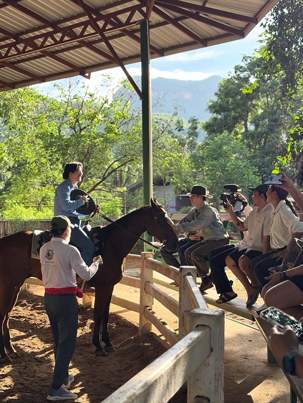 เป้ อารักษ์  มาริโอ้ เมาเร่อ และ ท็อป ทศพล ลุคคาวบอย