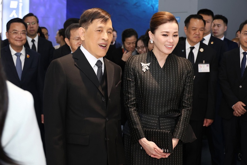 พระราชินีสุทิดา ทรงฉลองพระองค์งดงามระหว่างเสด็จเยือนจีน