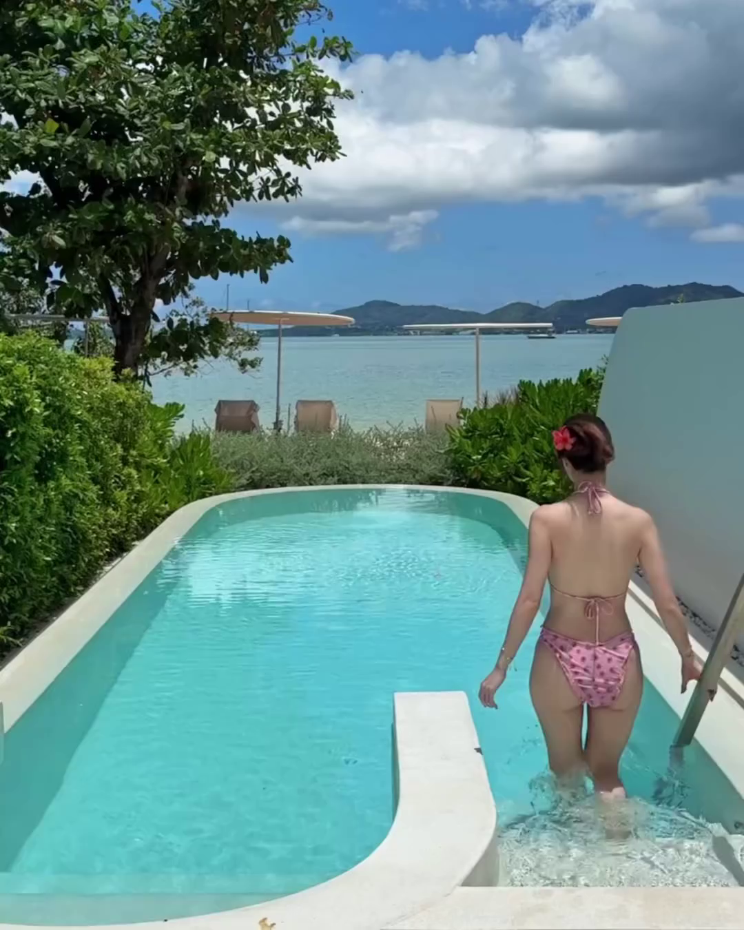 พัดพัด รัตน์ฟ้า นุ่งบิกินี่ตัวน้อย โชว์หุ่นขาวเซี้ยะริมหาดที่ภูเก็ต 