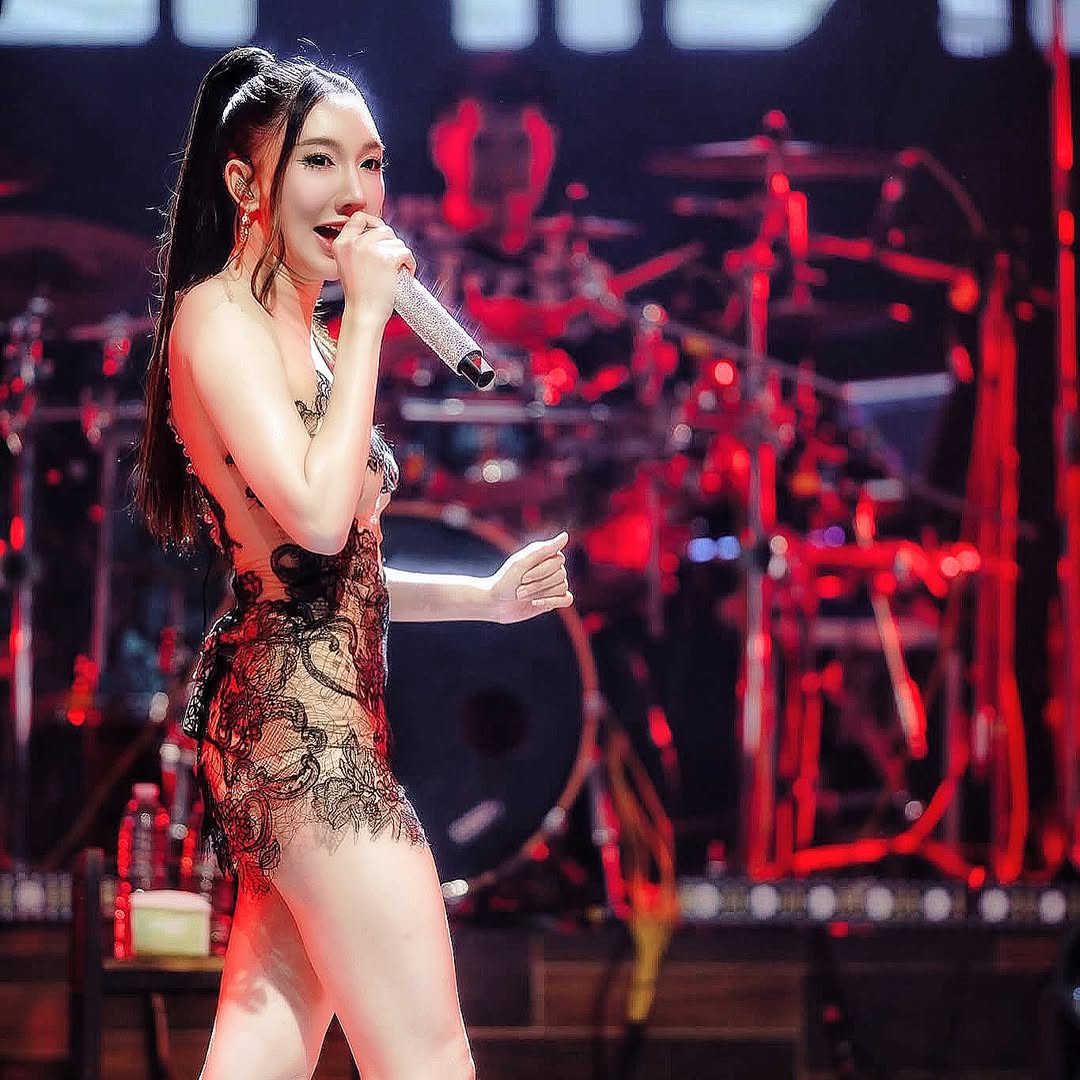 เบนซ์ พริกไทย แต่งเซ็กซี่ ร้องเล่นเต้นสะบัด เขย่าเวที