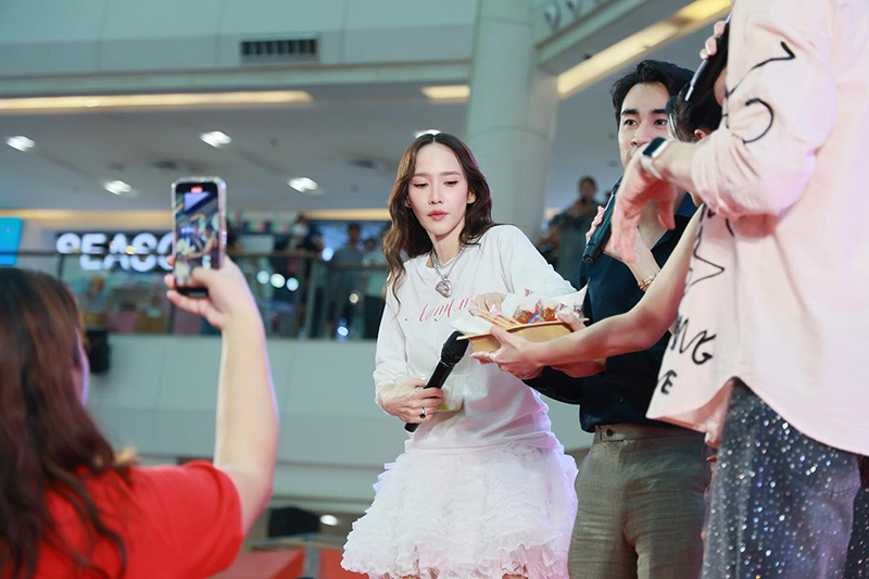 เปิดโมเมนต์ อั้ม-ไฮโซพก เจอกันงาน Aumaum Event 