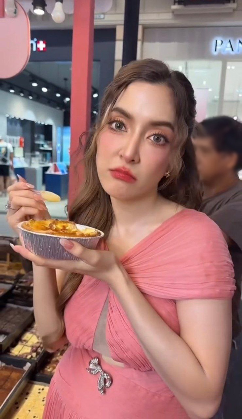 พิ้งกี้ สาวิกา โพสต์คลิปกินแซ่บ แต่คนหลุดโฟกัส