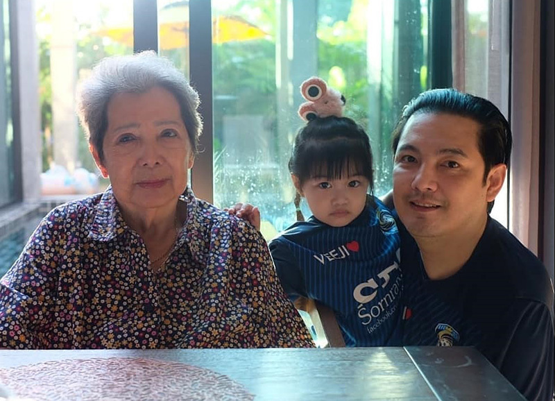 กุ้งพลอยยกมือไหว้