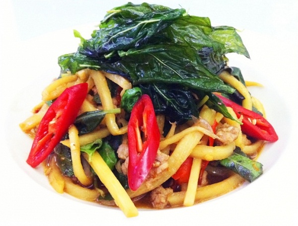 กะเพราหน่อไม้หมูสับ