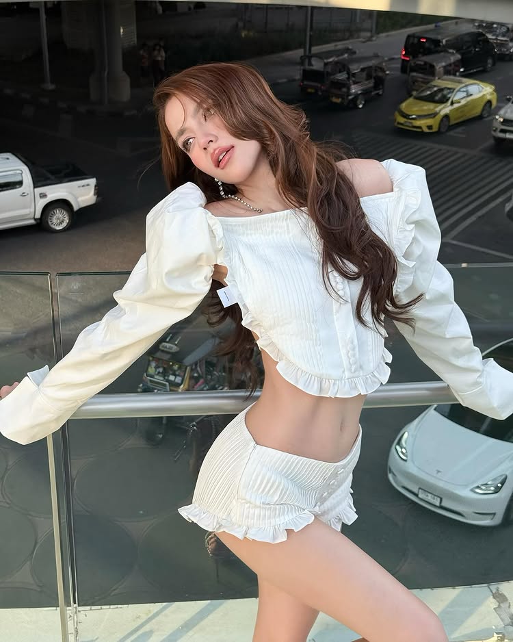 จีน่า เดอะเฟซ คลั่งรัก แชะภาพรัว ๆ ริมสระ โดยแฟนหนุ่มเป็นตากล้อง