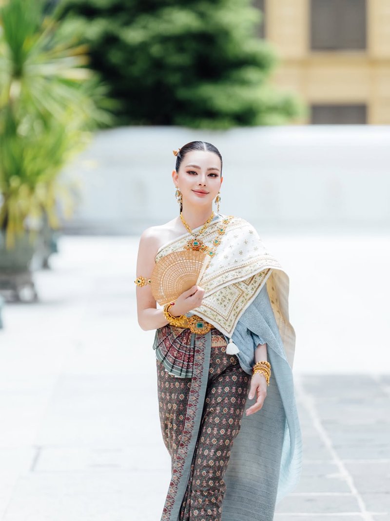 ดิว อริสรา สวมชุดไทย ควง วู้ดดี้ ล่ำซำ ทำบุญ เผยรูปคู่ครั้งแรก เหมาะสมกันสุด ๆ