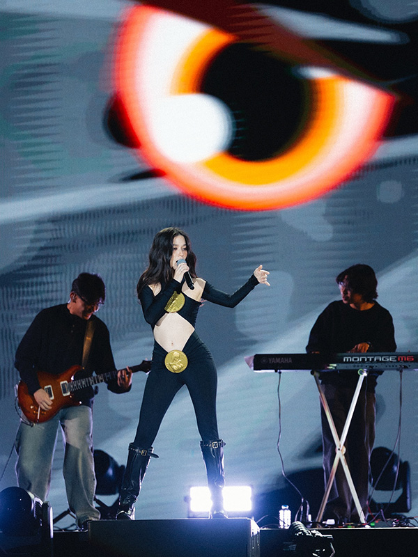 วี วิโอเลต ชุดขึ้นคอนเสิร์ต