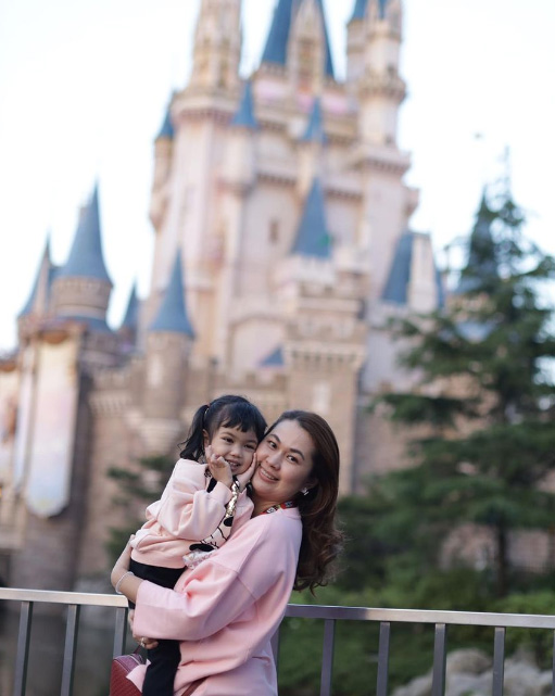 จูน เพ็ญชุลี ประวัติ