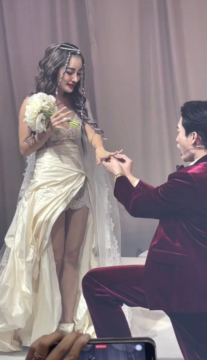 โตชิ ทำเซอร์ไพรส์ คุกเข่าขอ กระแต อาร์สยาม แต่งงาน