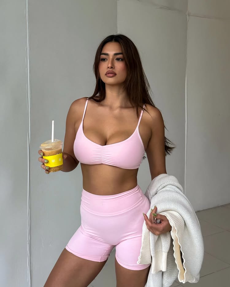 แอนชิลี สก๊อต-เคมมิส จัดหนัก โชว์อึ๋มล้นบิกินี่ริมทะเล