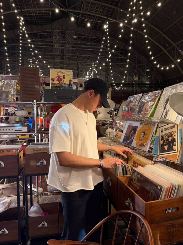 นาย ณภัทร ถือช่อดอกไม้ช่อโต 