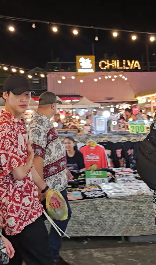 แบมแบม GOT7 เดินตลาดนัดภูเก็ต เจอเคสมือถือรูปตัวเอง