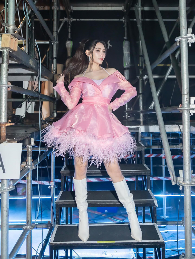 เบลล่า พา วิล ชวิล เล่น MV ซ่อนกลิ่น ในคอนเสิร์ต ปาล์มมี่ FC