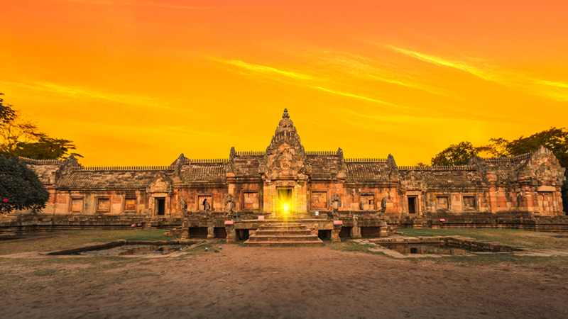 อีเวนต์เดือนกันยายน 2568 ปรากฏการณ์พระอาทิตย์ขึ้น 15 ช่องประตู ปราสาทพนมรุ้ง