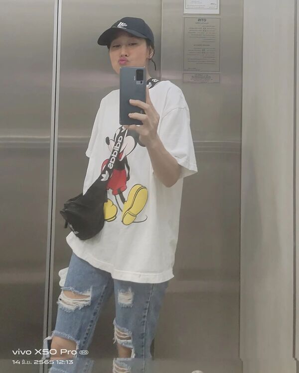 กุ้งพลอยยกมือไหว้